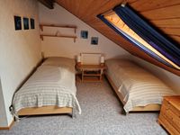 kleines Schlafzimmer OG Betten